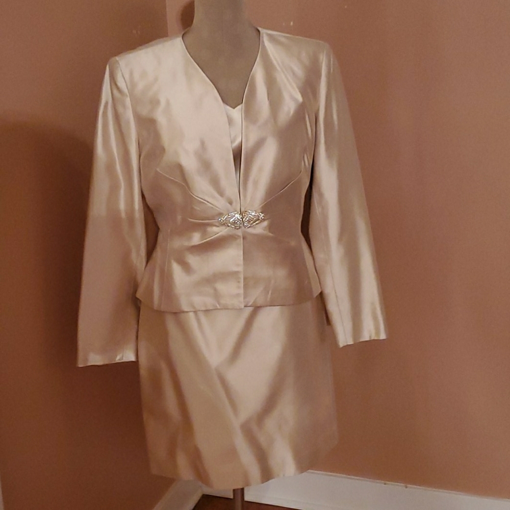 Kay Unger 100% silk gold 3 piece suit
